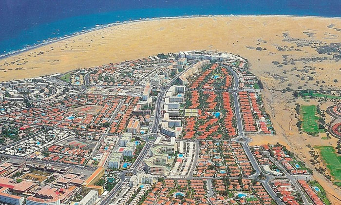 Cette photo aérienne de la zone touristique de Mapalomas (dunes au second plan) témoigne de l'urbanisation galopante 
