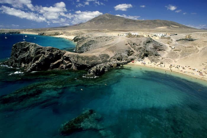 Vu des différentes plages de Papagayo, parmi les plus belles de l'île mais protégées donc sans hôtel sur le site (4 Km du coeur de la station de Playa Blanca). 