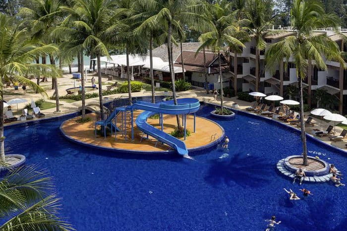 Les 4 piscines de l'hôtel sont positionnées à deux pas de la plage.