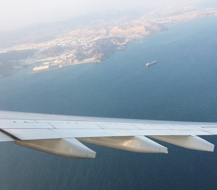 L'approche du Boeing Oman Air sur Mascate lors de notre votre professionnel en novembre dernier. on distingue la baie de Mascate, encerclée par les montagnes arides.
