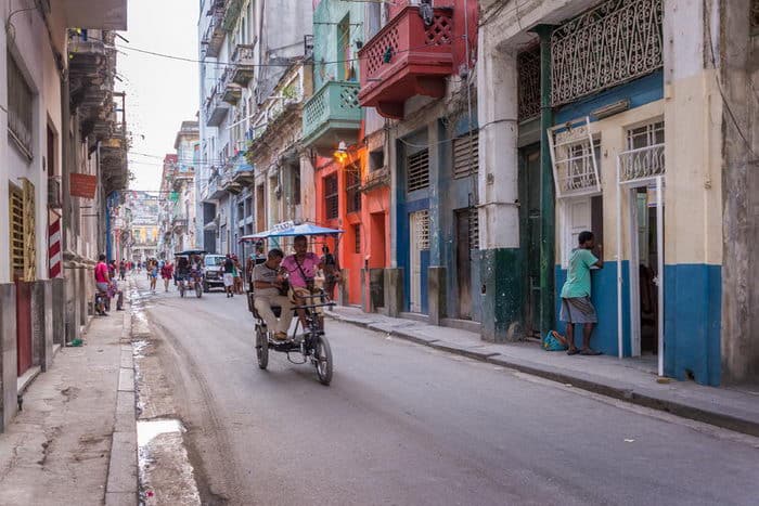 Taxi vélos dans une rue de la vieille Havane. Droit d'auteur: delcreations / 123RF Banque d'images