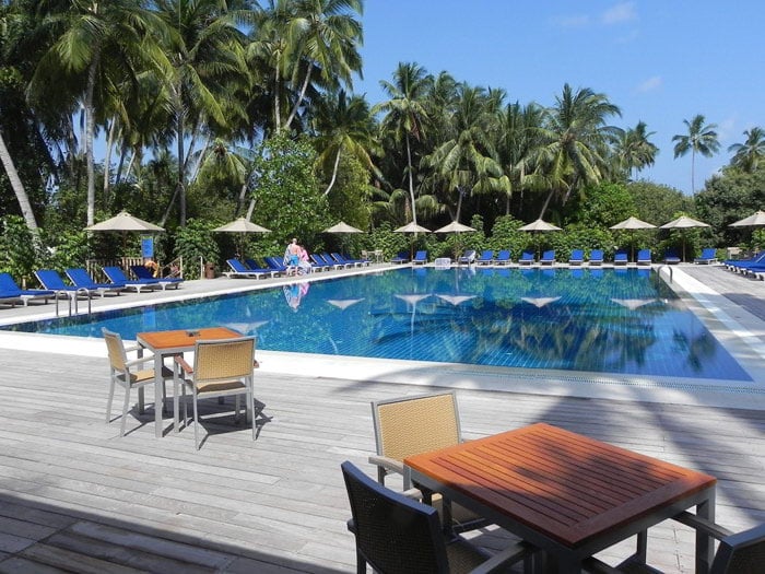 La piscine du Vilamendhoo est superbe et de taille généreuse.