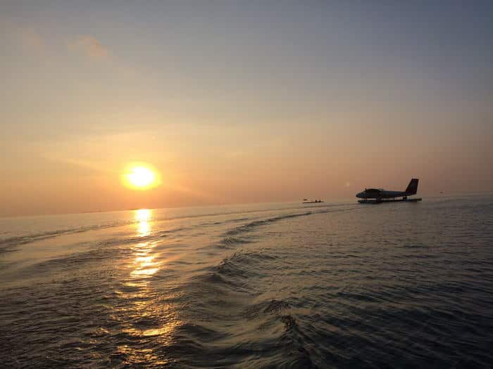 Le soleil se couche à notre arrivée sur l'île de Vilamendhoo