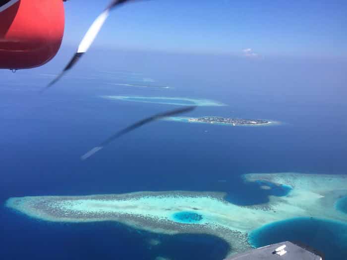 Le spectacle d'un survol de îles tel un