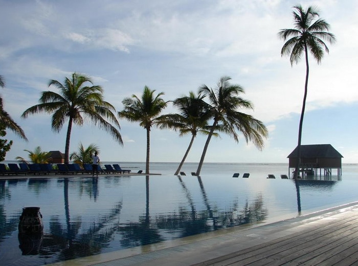 La superbe piscine à débordement du Meeru Island Resort
