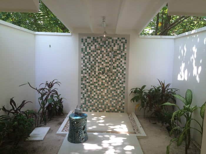 La salle de bains de conception classique, ouverte sur l'extérieur à l'arrière de la chambre