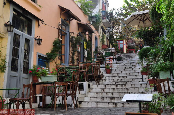 Le quartier Plaka est un village dans la mégapole d'Athènes, avec ses ruelles fleuries et ses placettes. 