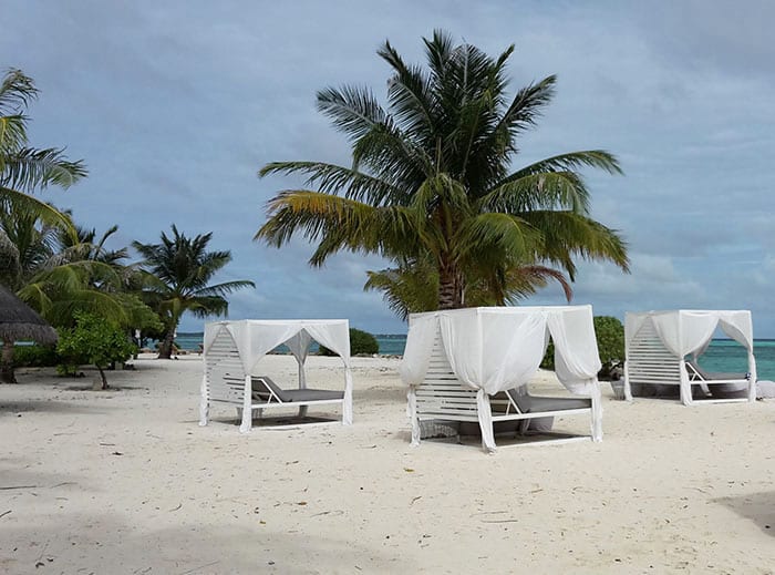 Même sur la plage du LUX South Ari Atoll, le confort est présent avec ces lits balinais