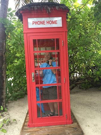 La cabine téléphonique londonienne fait partie des expérience LUX... l'appel est gratuit dans le monde entier ! 