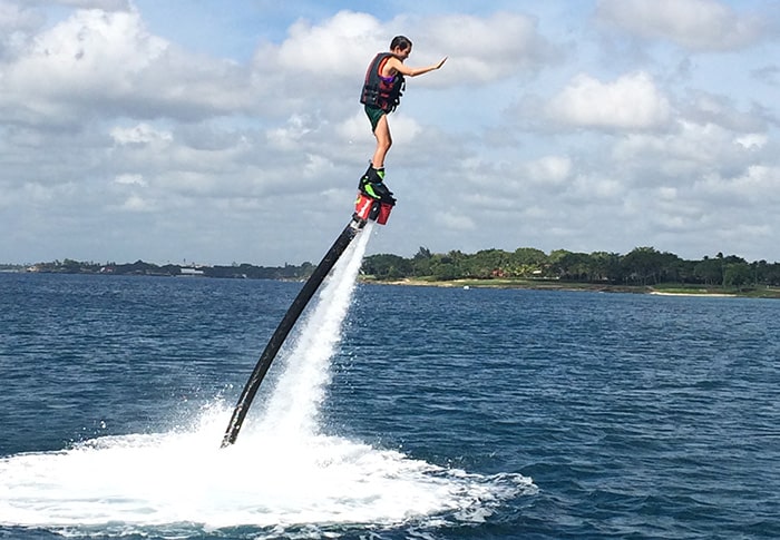 Après 3-4 essai, Vadim (10 ans) est monté à plus de 3 mètres au dessus de l'eau ! 