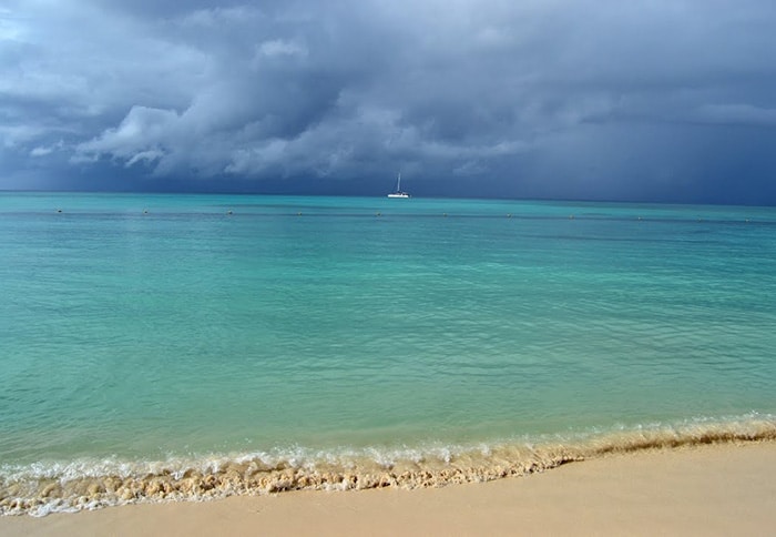 Pour peu que le temps tourne à l'orage et le contraste des couleurs est encore plus saisissant (ici, plage du Catalonia Dominicus)