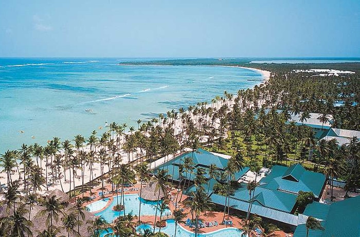 Vue aérienne de la plage de Bavaro à Punta Cana et son enfilade de resorts