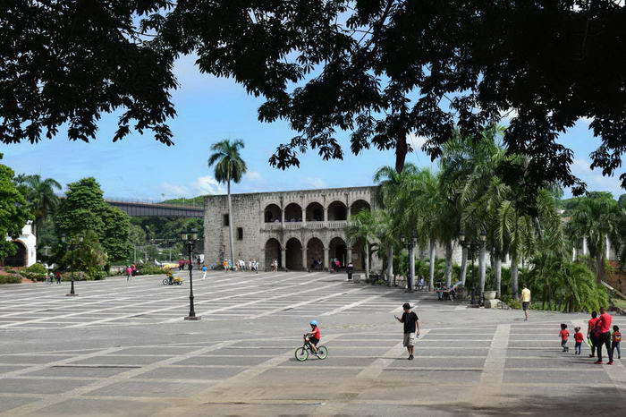 La Plaza Espana avec au fond ce qui fût la résidence de Diego Colomb le fils de Chritophe.
