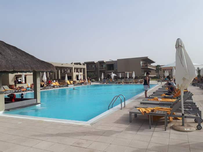 La piscine de l'hôtel Oasis Salinas