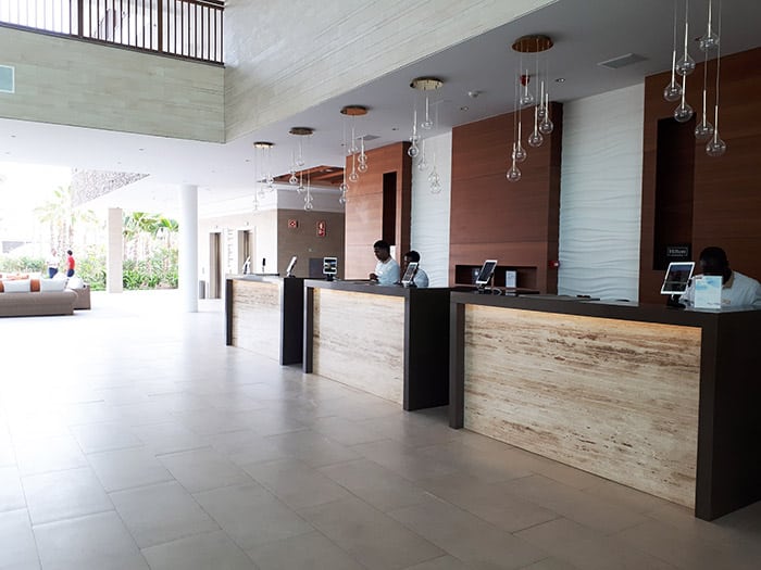Le lobby du Hilton Cabo Verde est moderne et complètement ouvert sur l'extérieur