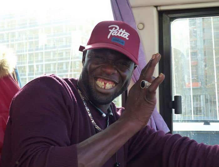 Le sourire Sénégalais n'est pas un demi-sourire : Ici notre chauffeur athlétique Moussa