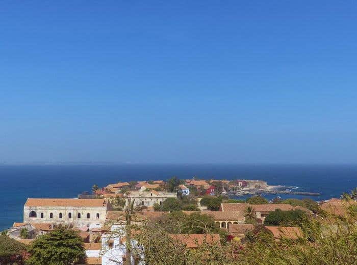 Vu de l'île de Gorée depuis son point culminant. Au loin, on distingue le continent. 