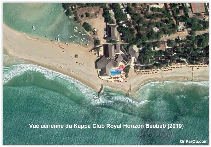 Vue satellite du Kappa Club Royal Horizon Baobab à marée haute. La deuxième piscine à l'autre extrémité de l'hôtel (côté droit) n'est pas visible sur la photo.
