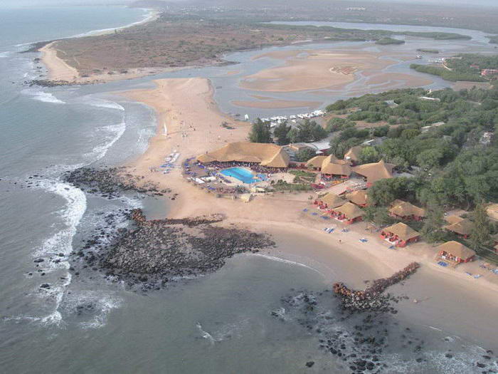 Vue aérienne d'une partie du Club Jet Tours Royal Baobab (NB : à marée haute la mer recouvre les rochers)