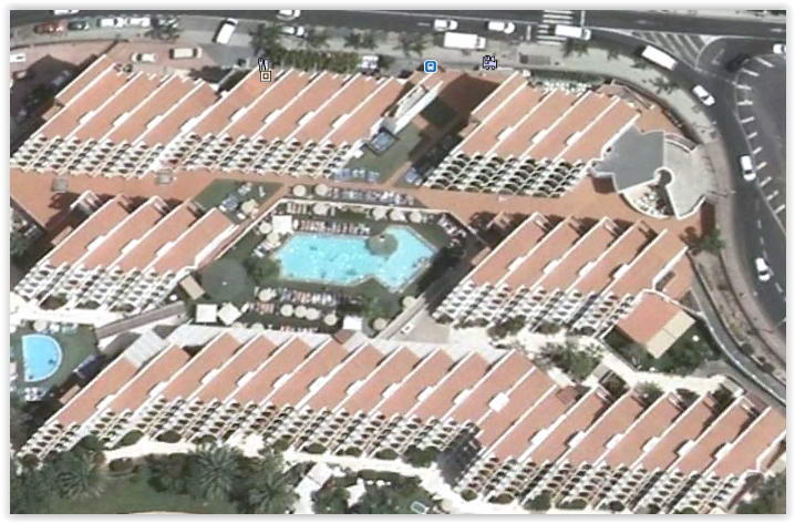 La vue aérienne de l'hôtel Playa Olid 3* à Tenerife est sans équivoque : un espace piscine étriqué entre les bâtiments, sans espace et à priori sans verdure !! 