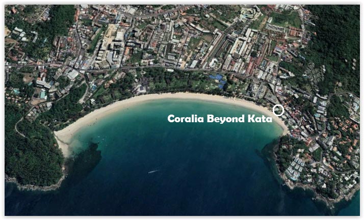Vue aérienne Google Map de la superbe plage de Kata Beach. On distingue bien le grand parc du Club Med qui longe les 3/4 de la plage, le Coralia Beyond Kata 4* étant situé à l'extrémité Est de la plage. A l'arrière, la ville de Kata.