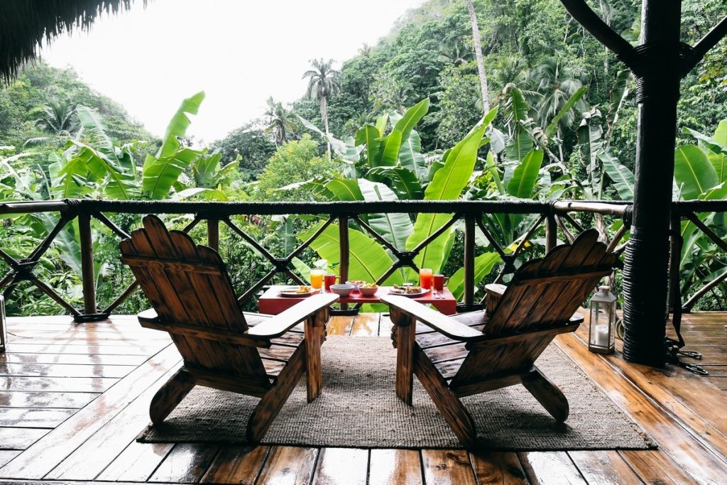 Terrasse avec table et chaises du Dominican Tree House Village